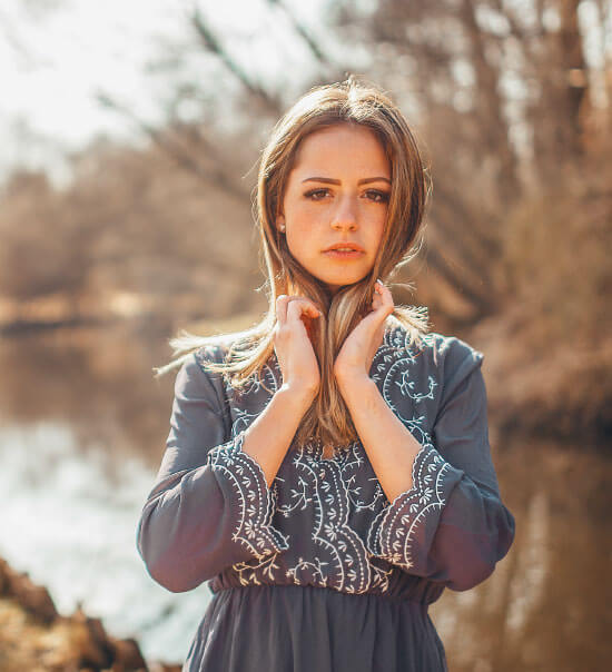 Portraitshooting in der Natur mit einem blauen Kleid