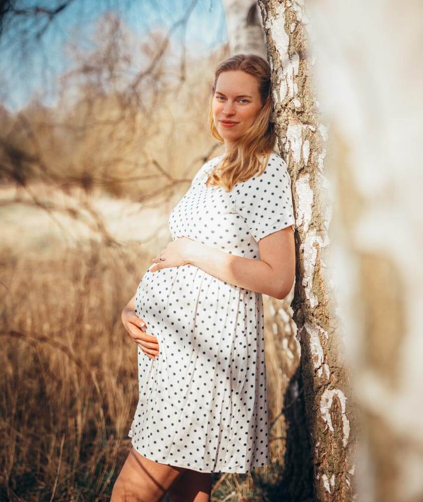 Schwangerschaftsshooting im Birkenwald