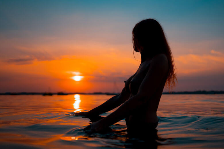 Aktfotos am Wasser Sonnenuntergang