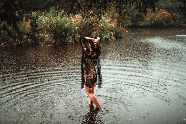 Aktfotos in der Natur Regen