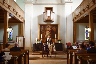 Hochzeitsfotograf in der Kirche