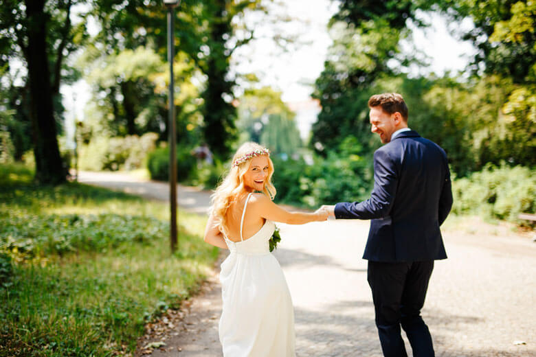 Hochzeitsfotos auf der Schlossinsel Berlin Köpenick lachen