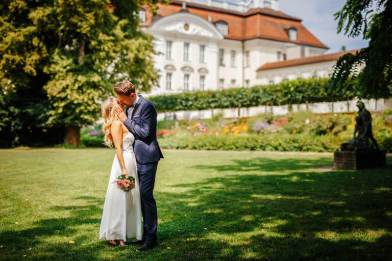 Hochzeitsfotos auf der Schlossinsel Berlin Köpenick vorm Schloss