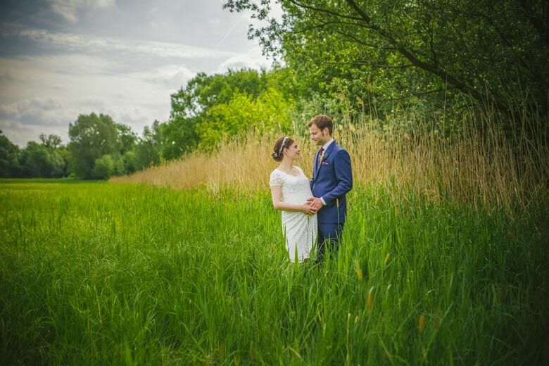 Hochzeitsfotos im Grünen auf der Wiese