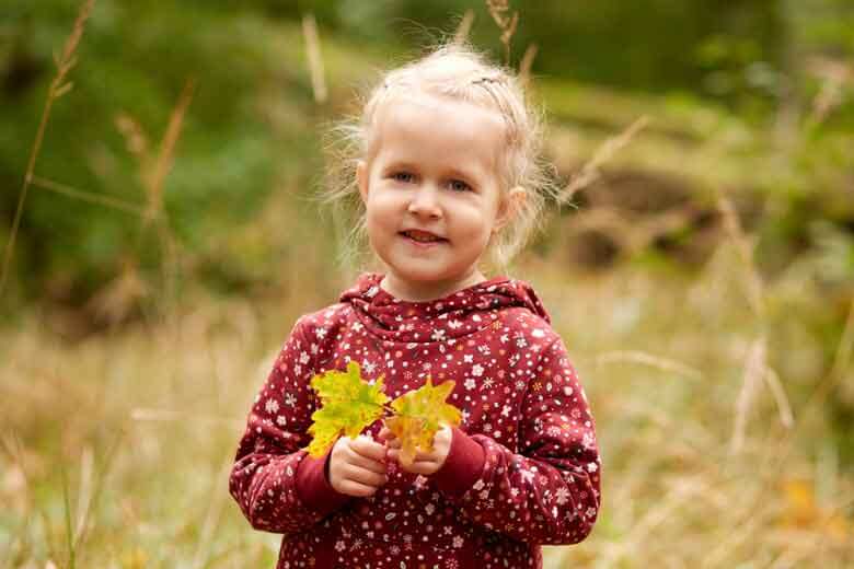 Kinderfotograf in Köpenick – Professionelles Kindershooting mit lebendigen Porträts eines fröhlichen Kindes im Freien, eingefangen in natürlichem Licht und einer unbeschwerten Atmosphäre